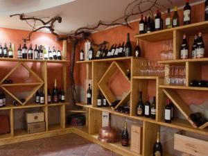 una stanza piena di bottiglie di vino di Hotel Angelo a Comano Terme