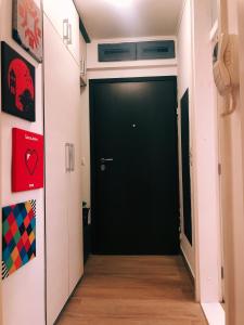 korytarz z czarnymi drzwiami w pokoju w obiekcie Apartment Rustic w Sarajewie