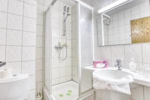 Koupelna v ubytování Hotel Kiebitz an der Ostsee + 27 fotografií