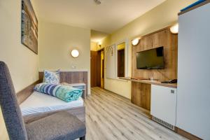 TV a/nebo společenská místnost v ubytování Hotel Kiebitz an der Ostsee
