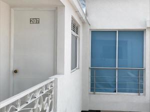 Una casa con una puerta con el número. en Cavas AP, en Cali