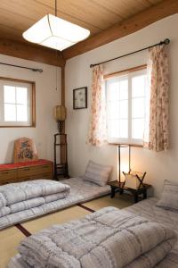 En eller flere senger på et rom på Sapporo Luxury Log House 5Brm max 18ppl 4 free parking