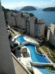 an overhead view of a swimming pool in a city at Porto Real Resort Suites Angra in Mangaratiba
