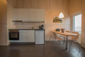 cocina con mesa, mesa y sillas en Apartment in the country, great view Apt. B, en Akureyri