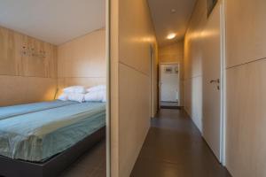 um pequeno quarto com uma cama e um corredor em Apartment in the country, great view Apt. B em Akureyri