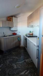 Una pequeña cocina con gabinetes blancos y un fregadero. en Appartamento A Campobasso, en Campobasso