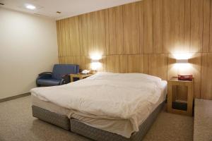 Säng eller sängar i ett rum på China HK Motel