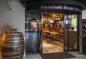 - un tonneau de vin devant un restaurant dans l'établissement Hotel Mystays Kagoshima Tenmonkan, à Kagoshima