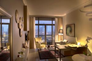 Two Seasons Hotel & Apartments的休息区