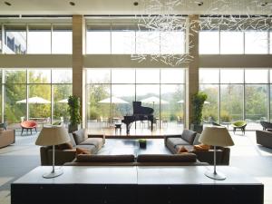 Ruang duduk di Rolling Hills Hotel