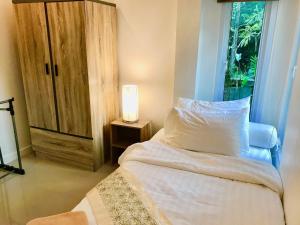 Postel nebo postele na pokoji v ubytování 2 Bedroom Pool Villa Jasmine SDV001 - short walk to beautiful Ban Tai beach and village