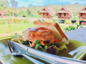 Makanan di atau berdekatan resort