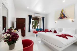 Ein Bett oder Betten in einem Zimmer der Unterkunft Crystal Bay Beach Resort