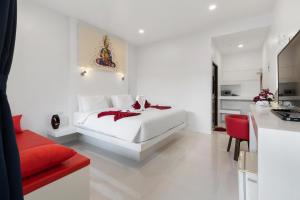 Ein Bett oder Betten in einem Zimmer der Unterkunft Crystal Bay Beach Resort