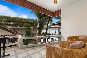 Ein Balkon oder eine Terrasse in der Unterkunft Crystal Bay Beach Resort