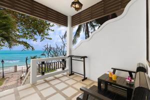 Ein Balkon oder eine Terrasse in der Unterkunft Crystal Bay Beach Resort