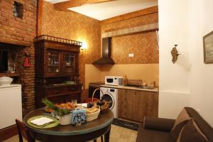 una cocina con una mesa y una estufa horno superior en Art House Petunia, en Tiflis 51 fotos más