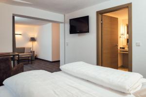Łóżko lub łóżka w pokoju w obiekcie Panoramahotel Fliesserhof