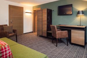 Telewizja i/lub zestaw kina domowego w obiekcie Panoramahotel Fliesserhof