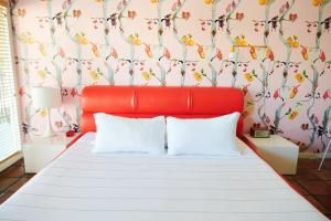 een rood bed met twee witte kussens in een slaapkamer bij Austin Motel in Austin