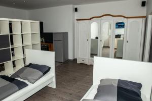 um quarto com 2 camas e um espelho em Ruhige Ferienwohnung mitten im Zentrum em Plauen