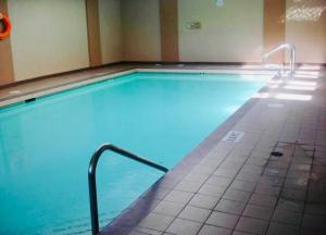 
The swimming pool at or near Richmond Alderbridge Apartment
