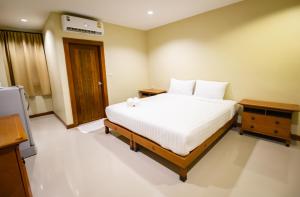 Un pat sau paturi într-o cameră la D Huahin Vintage & Loft