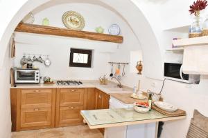 A kitchen or kitchenette at Trullo Cime Bianche