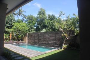 Bazén v ubytování Indah Bali Guesthouse nebo v jeho okolí