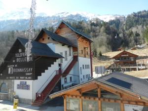Un edificio con un cartel al costado. en appartement T2 LES HOUCHES Pied des Pistes, en Les Houches