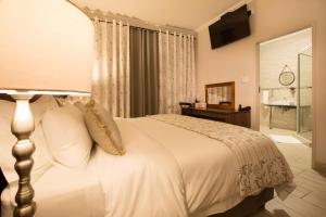 Tempat tidur dalam kamar di Three Olives Guesthouse