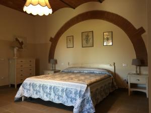 a bedroom with a bed and an arched ceiling at Relais Le Fornacelle in Castagneto Carducci +138 photos