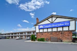 ein Gebäude mit einem Schild für einen Campus mit dem besten Preis-Leistungs-Verhältnis in der Unterkunft Canadas Best Value Inn St. Catharines in St. Catharines