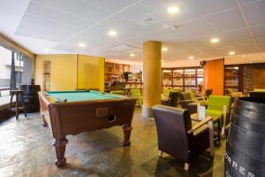 Biliár nebo kulečník v ubytování Hotel Màgic Ski