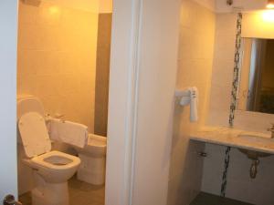 a bathroom with a toilet and a sink at Hotel Español Salto in Salto