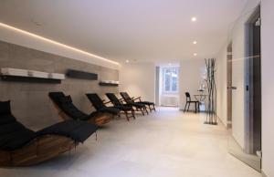 una sala de estar con un montón de sillas en Hotel & Restaurant Forni en Airolo