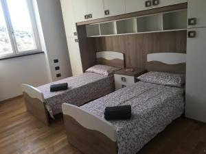 pokój z 2 łóżkami w pokoju w obiekcie VILLA DEGLI ULIVI w mieście Chiavari