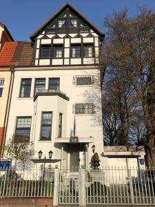 ハノーファーにあるAppartementhaus Herrenhäuser Gärtenの白い家