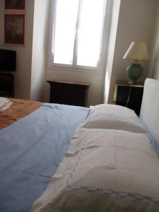 Appartement La Cerisaie - Rue Massenaにあるベッド
