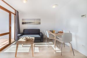 sala de estar con sofá y mesa en Agaró Cambrils Apartments en Cambrils