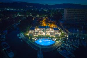 vista aerea di un edificio con piscina di notte di Residence Delfino, Portorosa a Furnari