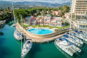 una vista aérea de un puerto deportivo con barcos atracados en Residence Delfino, Portorosa, en Furnari