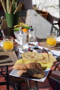 אפשרויות ארוחת הבוקר המוצעות לאורחים ב-Riad Villa El Arsa