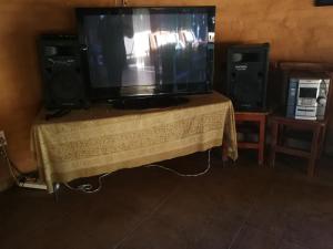 Μια τηλεόραση ή/και κέντρο ψυχαγωγίας στο Kamelruhe Guest House & Camping