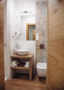 a bathroom with a sink and a toilet at Wrzosowa in Kamieńsk