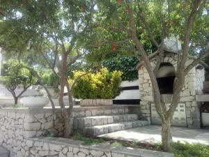 Vonkajšia záhrada v ubytovaní VILLA ANA ZIVOGOSCE-Apartment4
