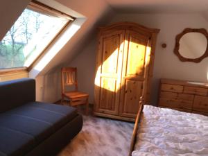 1 dormitorio en el ático con cama y ventana en Mehr -Nordseeurlaub, en Butjadingen