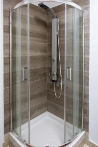 prysznic ze szklaną obudową w łazience w obiekcie Aristotelous Boarding House w Salonikach