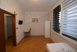 - une chambre avec un lit, un bureau et une fenêtre dans l'établissement Apartment Bad Canstatt, à Stuttgart