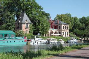 a house with boats docked in the water in front at Le business, duplex moderne special PRO de passage in Sarreguemines